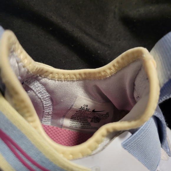 Girls Nike shoes - Picture 5 of 6